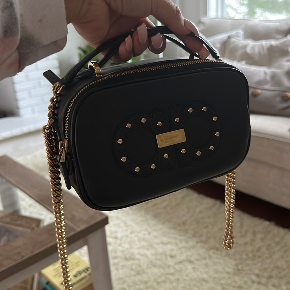 Come with dust bag - perfect condition - preloved